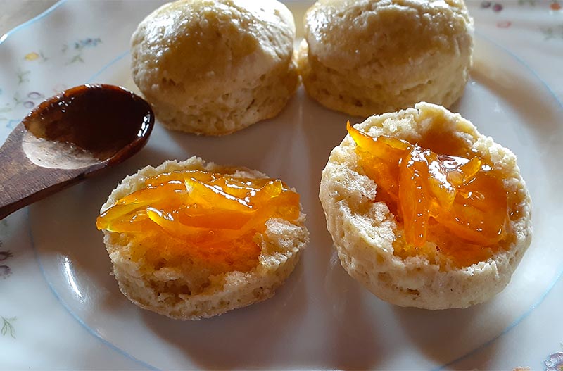 Scones con Dulce de Naranjas